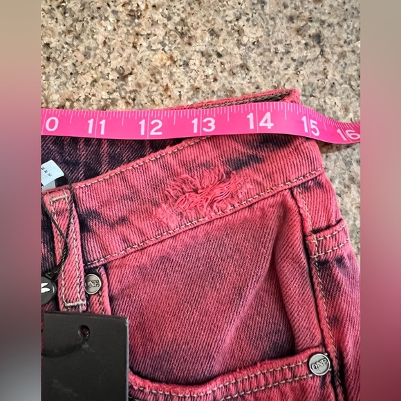 One Teaspoon Bandits Red Pistol Denim Shorts
Size AU 26/ 4 US NWT Mid Rise - Picture 6 of 13